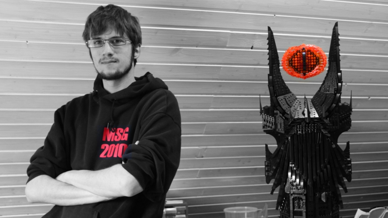 Illustration for article titled Guy Builds Intricate Star Trek Klingon Warship Using 25,000 LEGO Bricks
